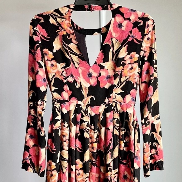 Free People Sz 2 Mini Dress Tegan Floral Swing Bell Sleeve Black Combo EUC - Picture 10 of 16
